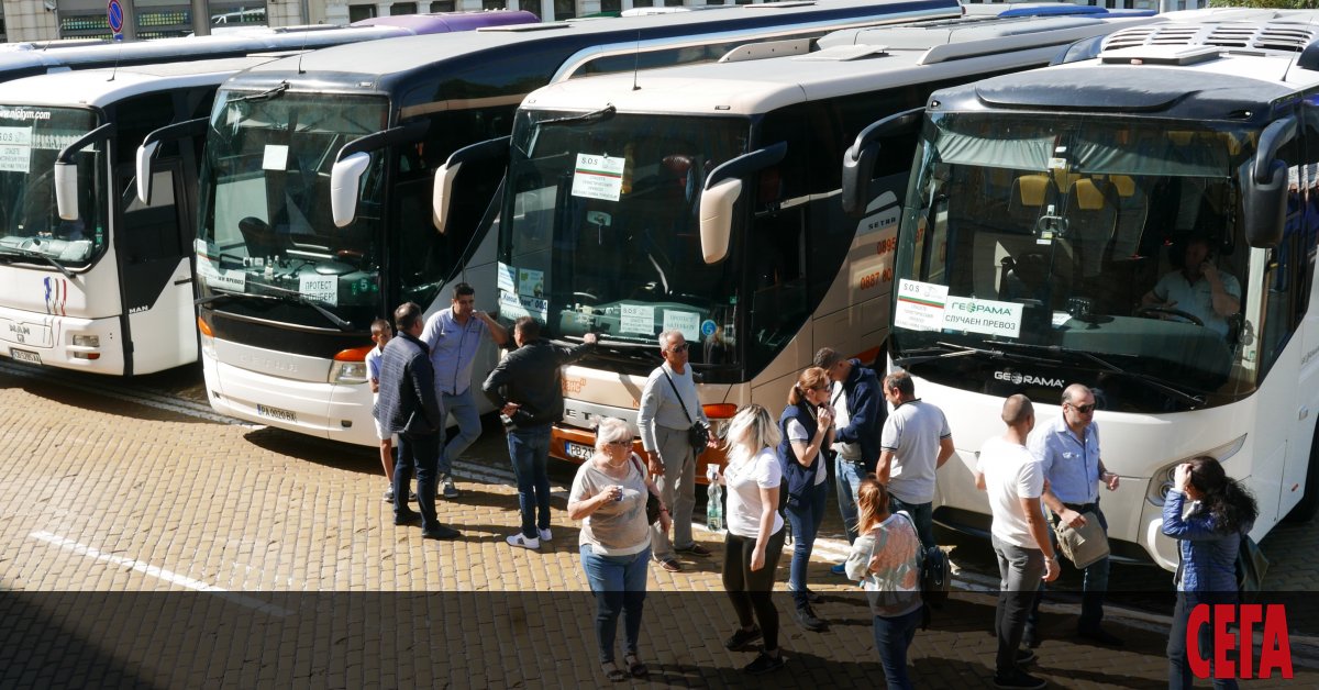Превозвачи, екскурзоводи и туроператори излязоха на протест пред Министерски съвет днес