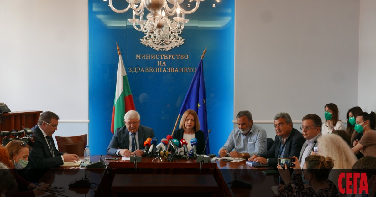 От утре маските отново стават задължителни на закрити публични места.