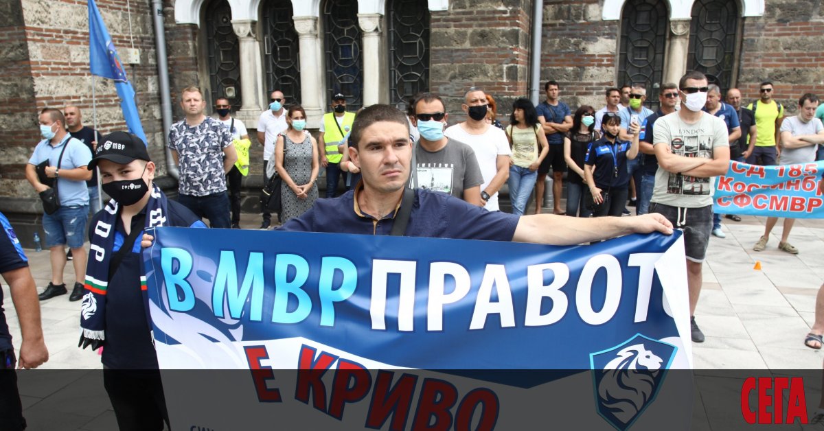 В деня на своя професионален празник десетки полицаи се събраха