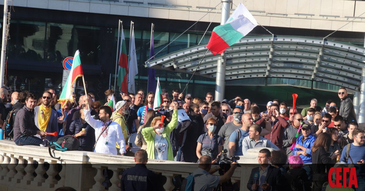 Стотици вече са на площада пред Народното събрание, за да