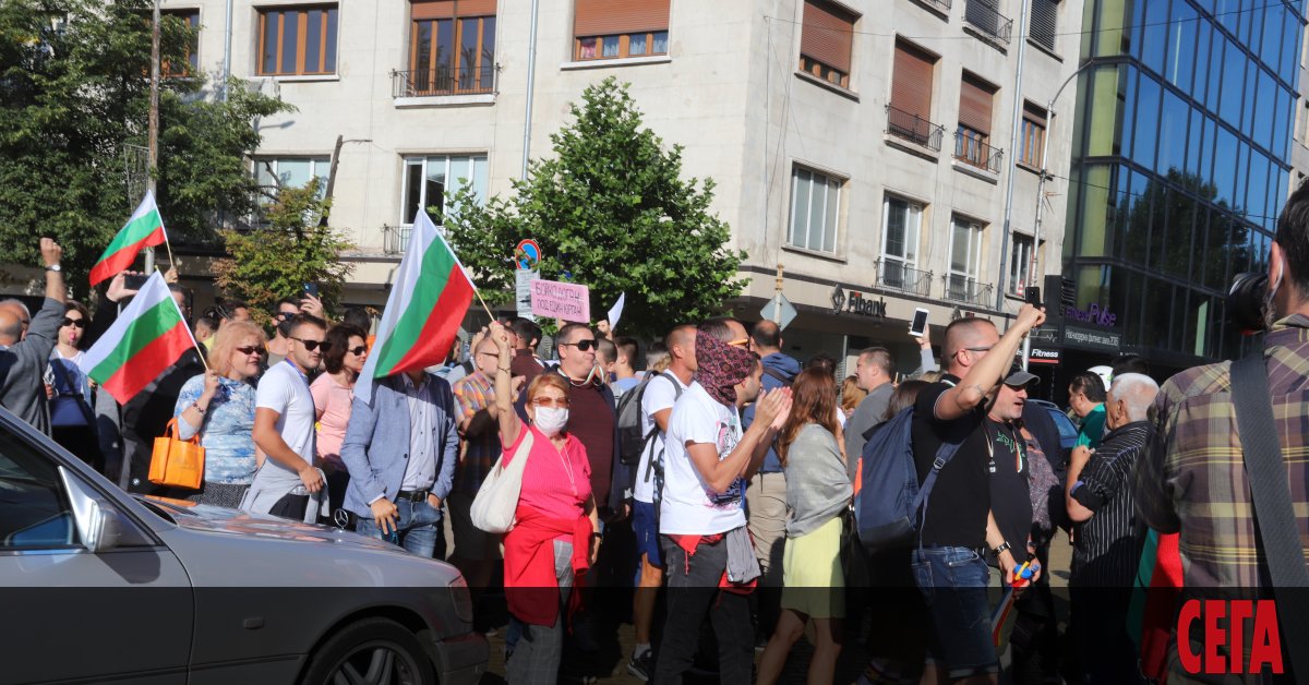 Стотици хора се събраха на площада пред Народното събрание, за да