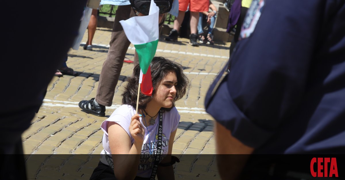 Изглеждаше, че сме прежалили България. Обезсърчени, угнетени под ненаситното туловище