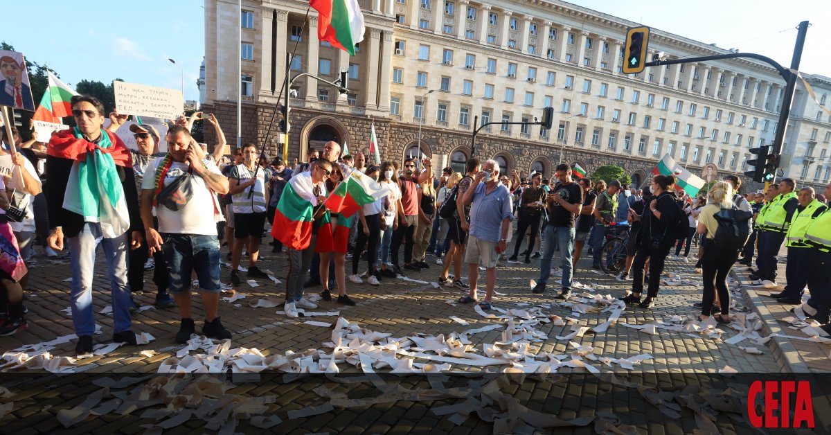 Хиляди протестиращи излизат в София и страната за 15 пореден