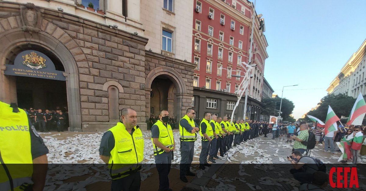 Новината за смените в правителството, което ще продължи да се