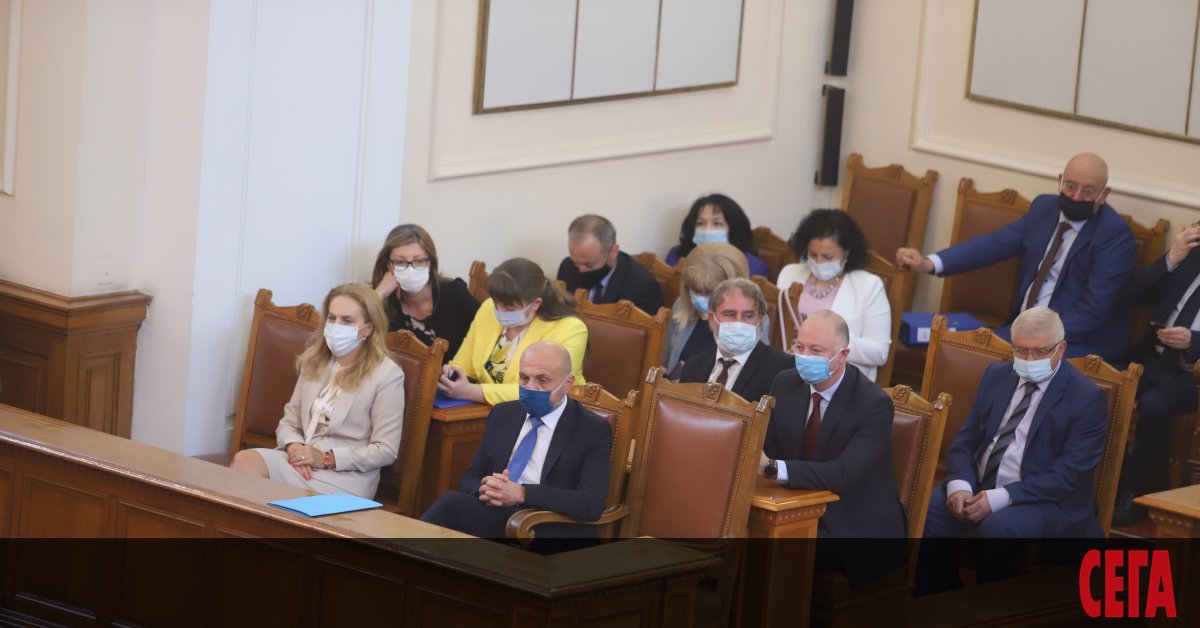 Час след началото на пленарното заседание, на което се разглеждат