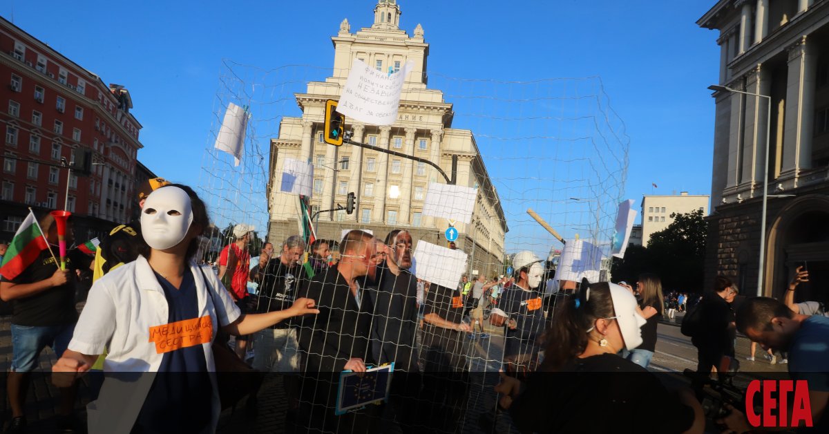 За 19-и пореден ден хиляди хора, недоволни от статуквото в