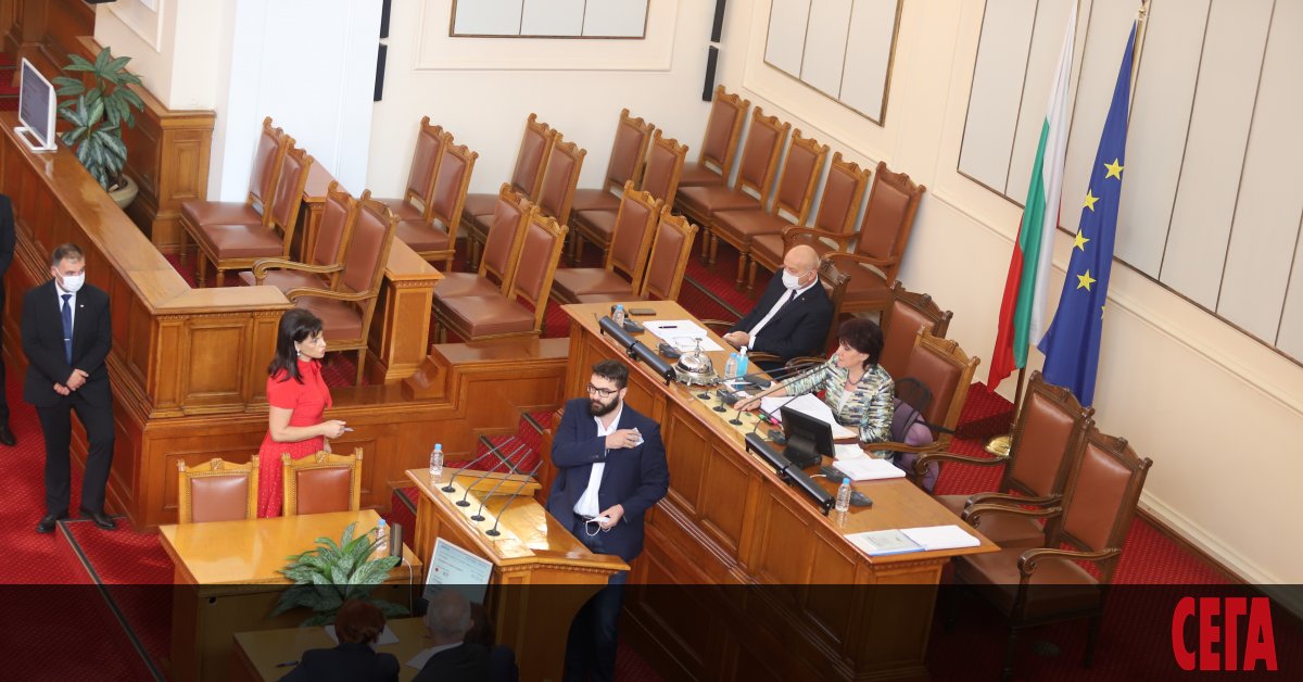 Тежък скандал избухна в Народното събрание между управляващите и опозицията