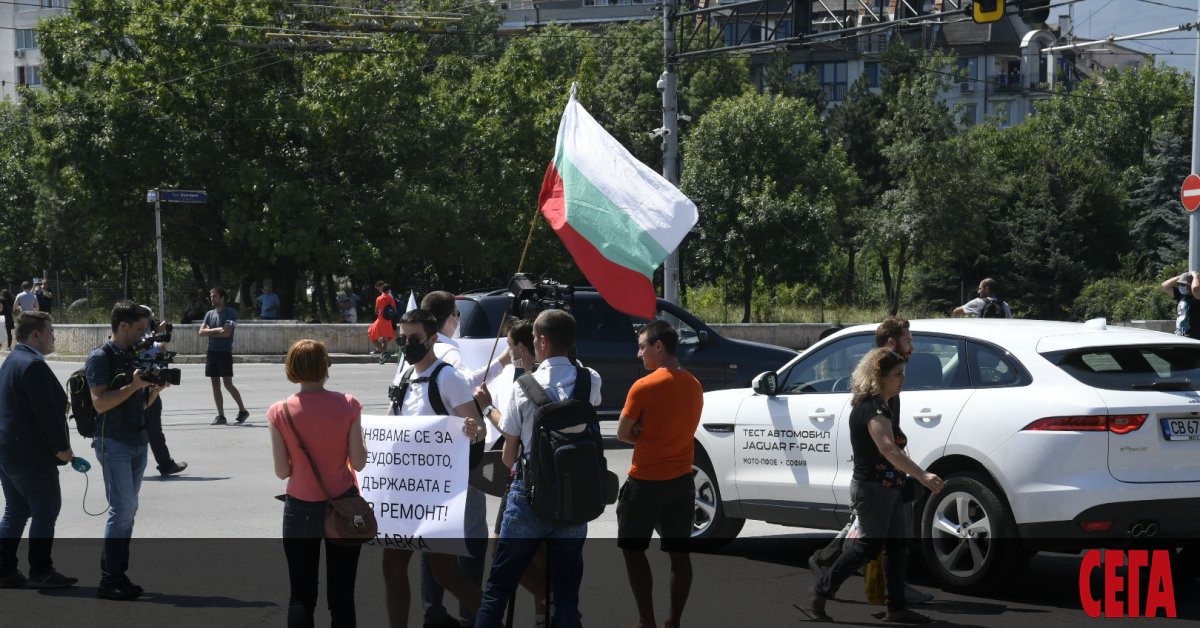 Общонационалният протест, обявен за днес, започна още в 12 ч. с