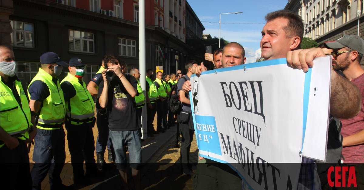 Гражданското сдружение Боец“ обяви, че блокира Министерски съвет. Пред сградата