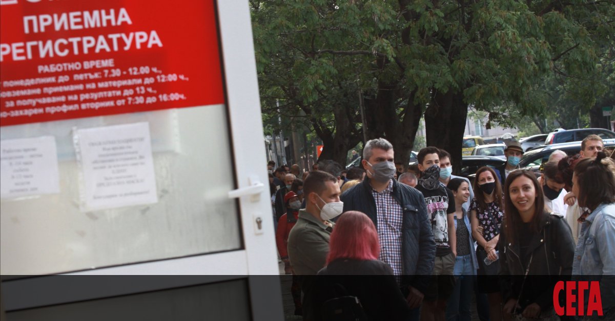 Втори ден лабораториите за PCR тестове се вият опашки заради