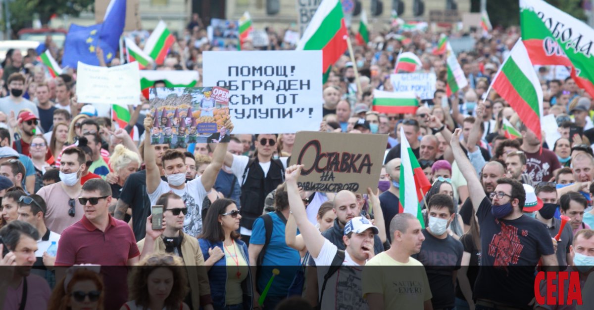 За седми пореден ден десетки хиляди българи се стичат по