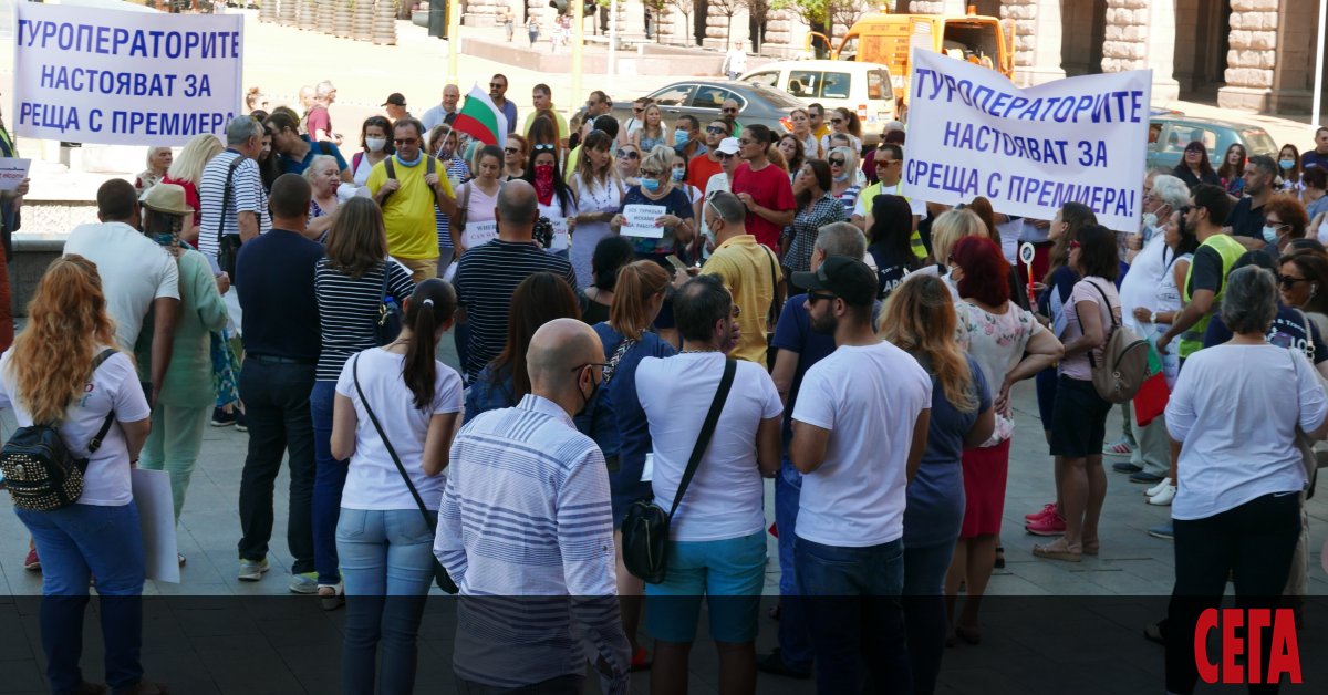 Туроператори и туристически агенти протестираха пред Министерския съвет, тъй като