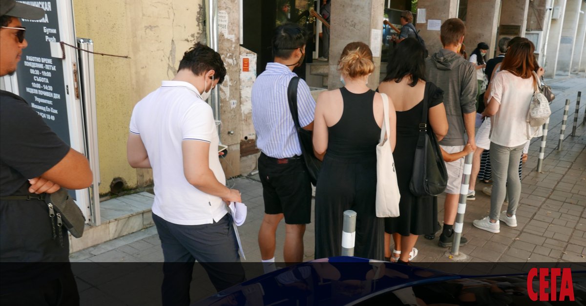 МВР обяви удължено време заради опашките от граждани, сменящи лични документи.