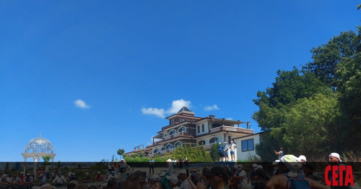 Върховният административен съд реши окончателно, че плажът пред имението на