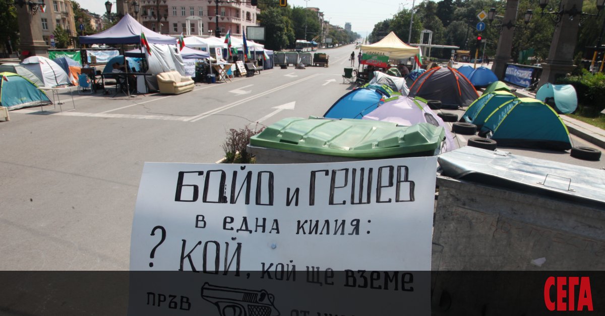 Силната буря в София не уплаши протестиращите, които днес за