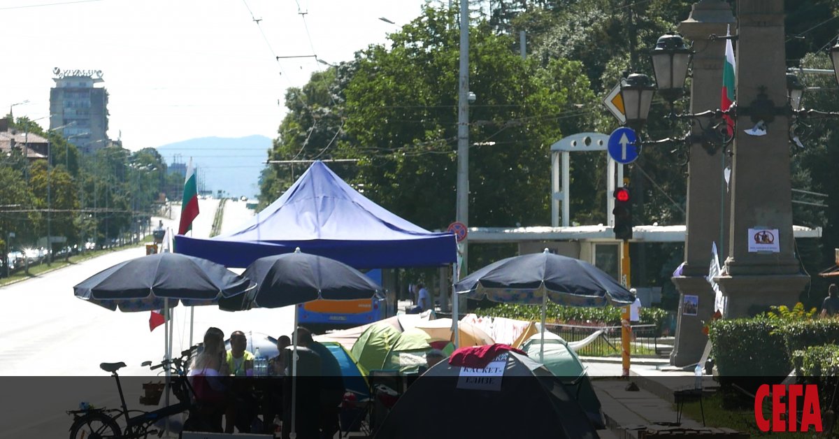  
Полиция е атакувала палатковите лагери и е разчистила блокираните кръстовища
