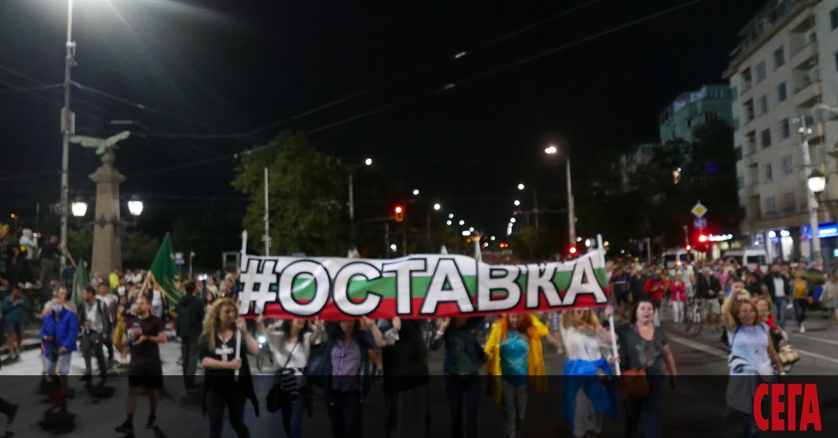 Протестите, оставката и предсрочните избори се подкрепят, макар още да