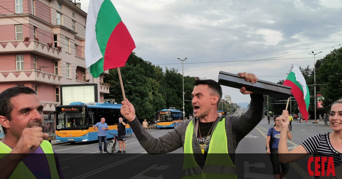 47-ият ден на антиправителствени протести днес започва от сутринта. Граждани се събират