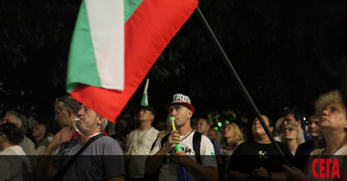 Протестиращи блокираха движението по столичния булевард Дондуков пред сградата на