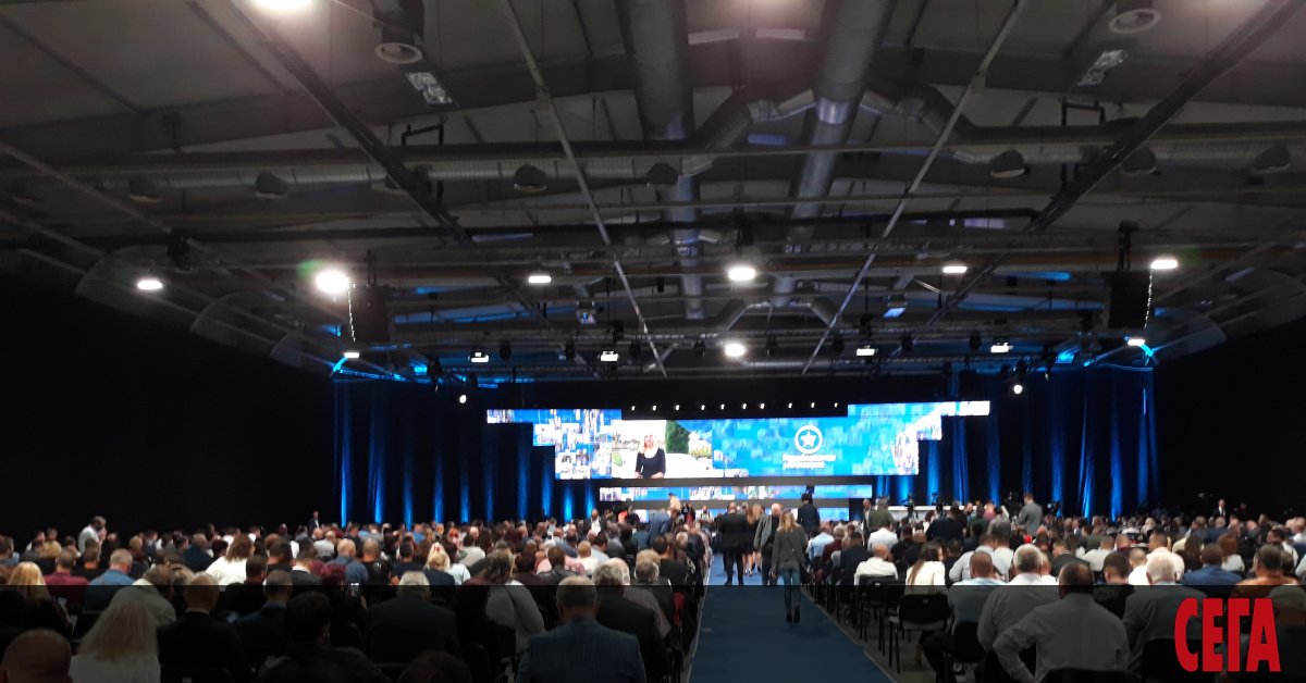 Бившият зам.-председател на ГЕРБ Цветан Цветанов събра стотици свои поддръжници