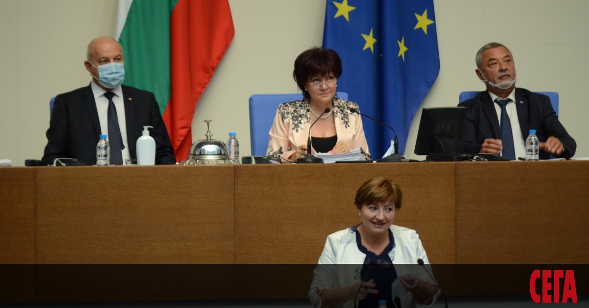 В пълен хаос изпадна парламентът, който и днес продължава с