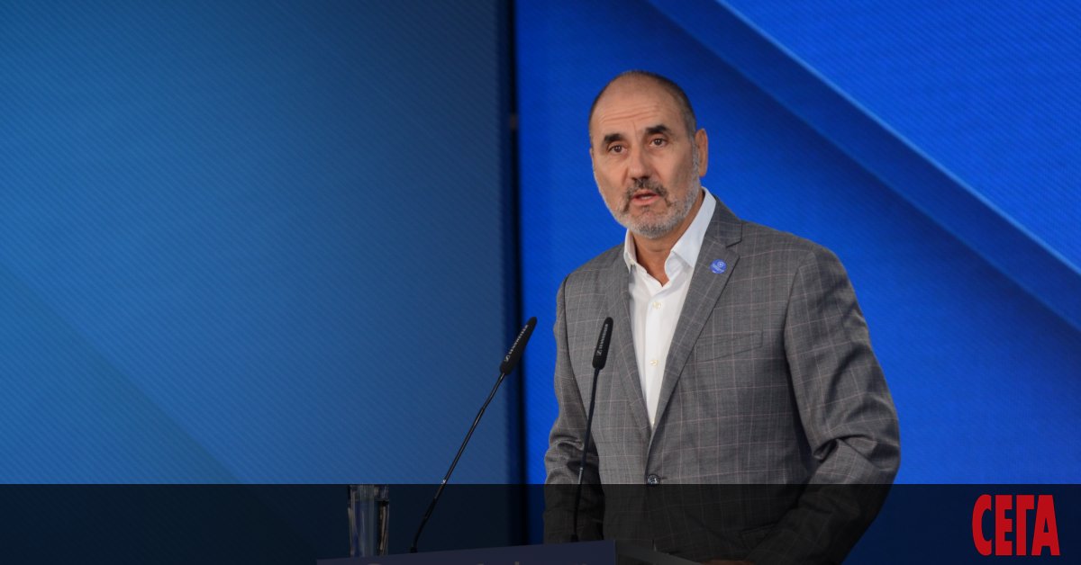 Хора се уволняваха от министрите в услуга на една или