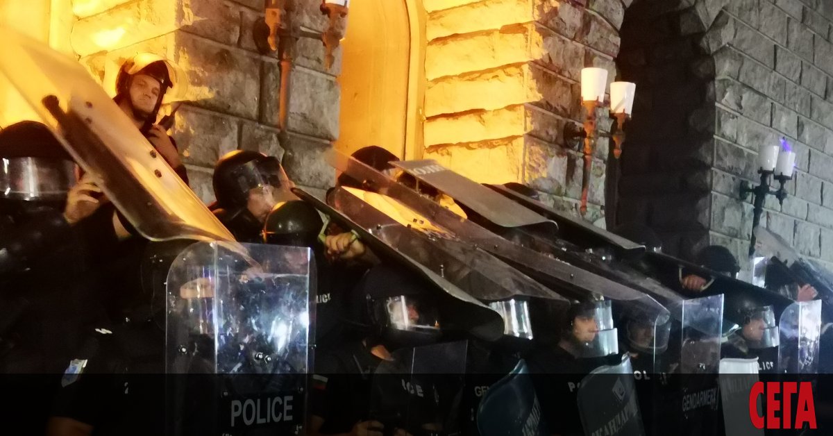 Управляващите откриха поредна възможност за очерняне на снощния протест в