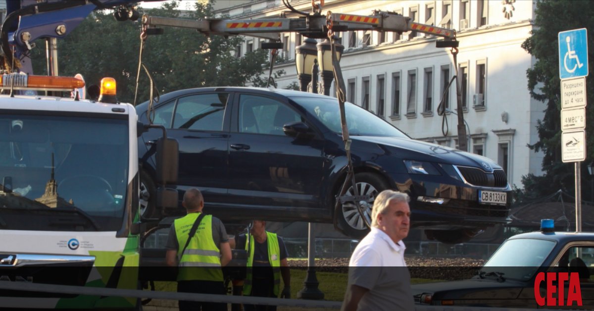 От средата на октомври залепен стикер на прозореца на колите