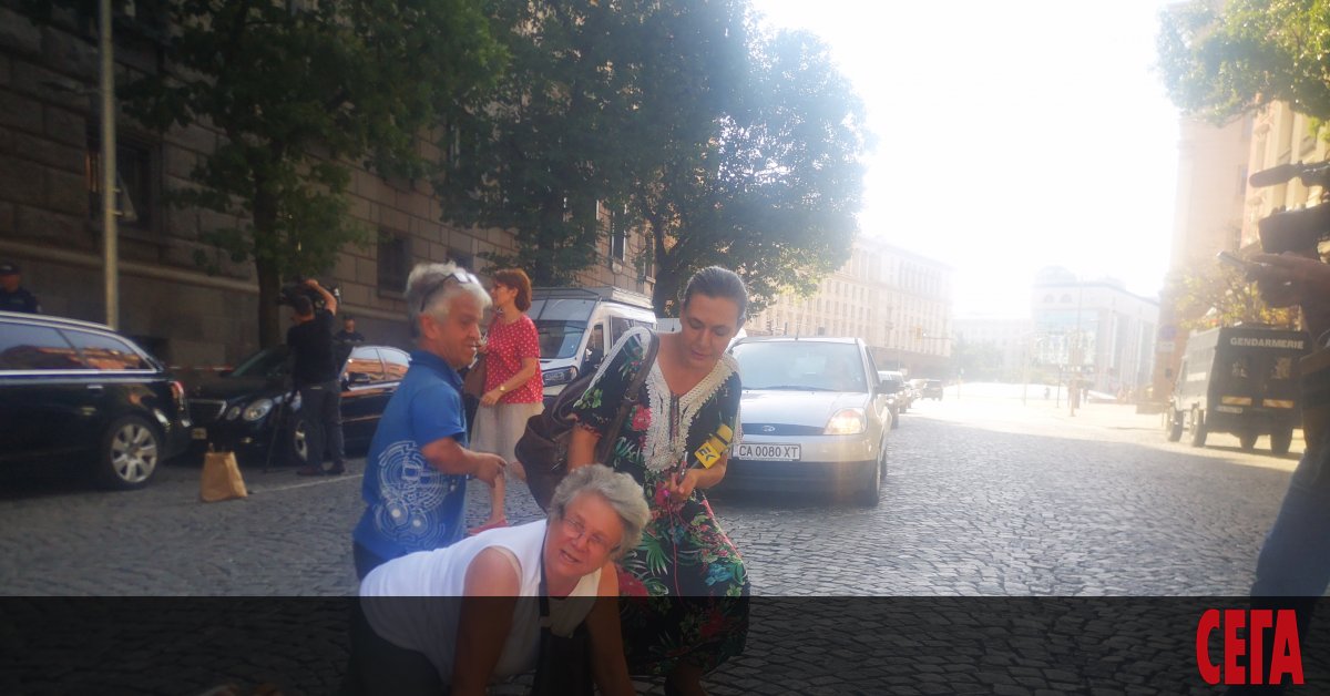 Полицията изведе насила протестиращите, които цял ден бяха в сградата