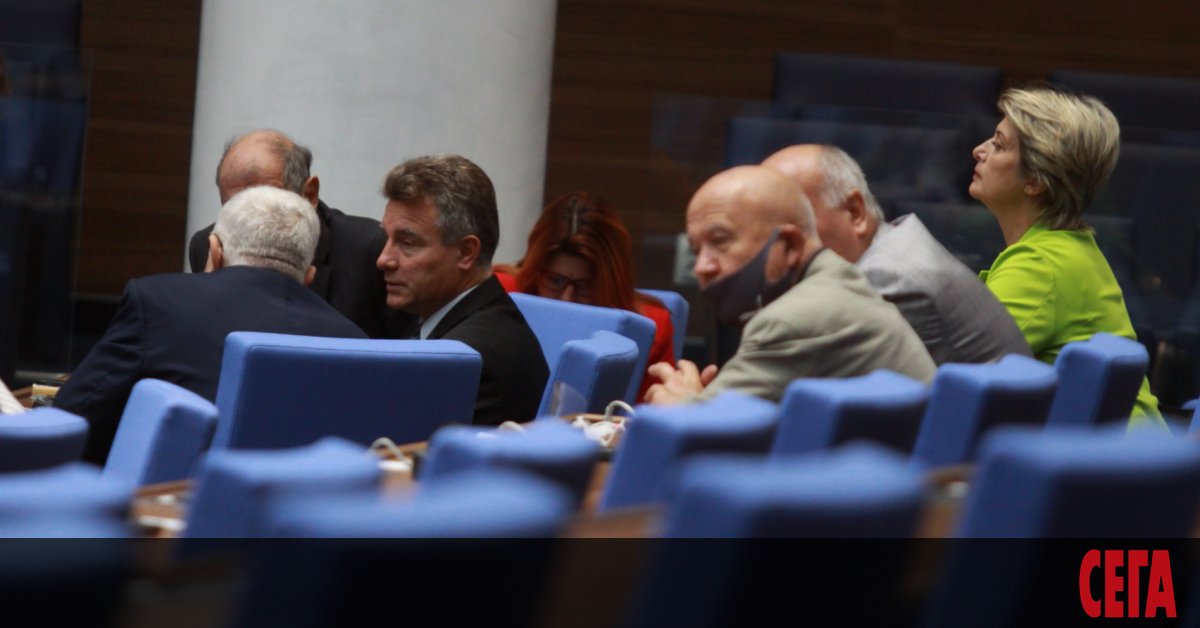 След като миналата на депутатите да ходят без предпазни маски,