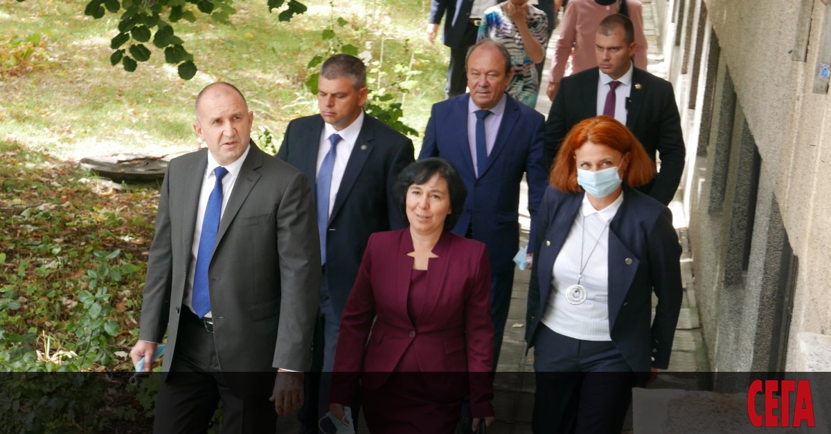 Политическият дневен ред е толкова наситен, даже критичен, че не