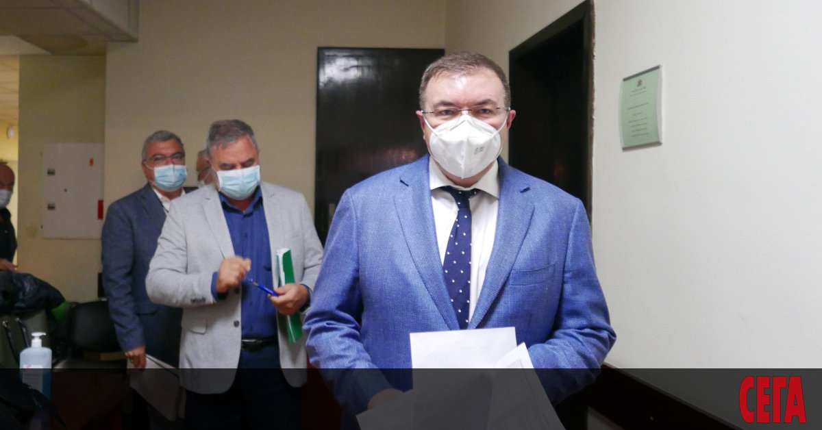 Здравният министър Костадин Ангелов бе целен с яйца днес в