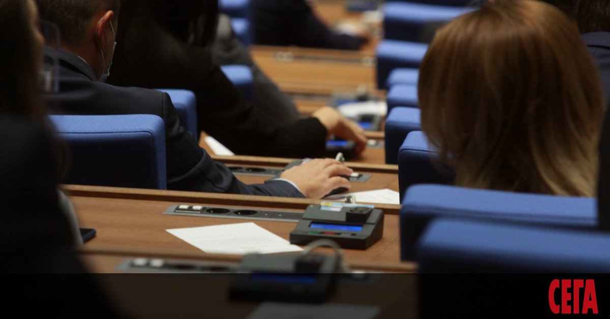 В Народното събрание започна закрито заседание, на което премиерът Кирил