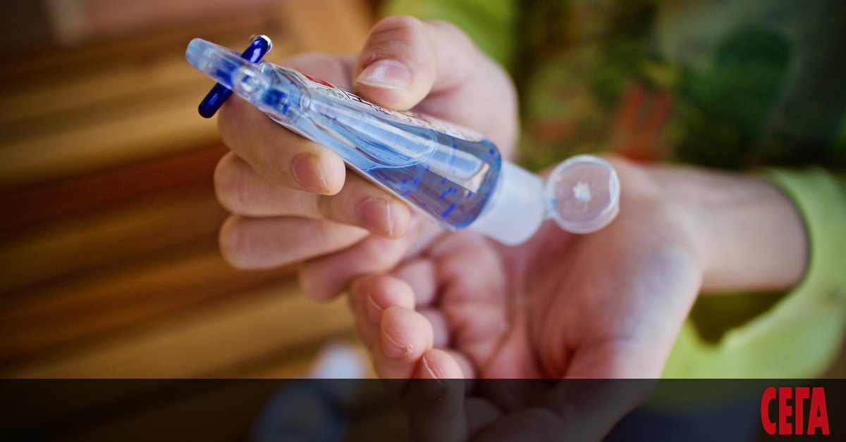 Заради Ковид-19 дезинфектантите станаха важна част от бита ни. Но както