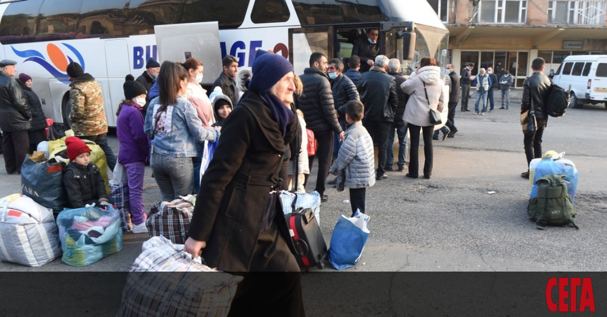 Стълбове дим се издигат към есенното небе над долината. Шаректар