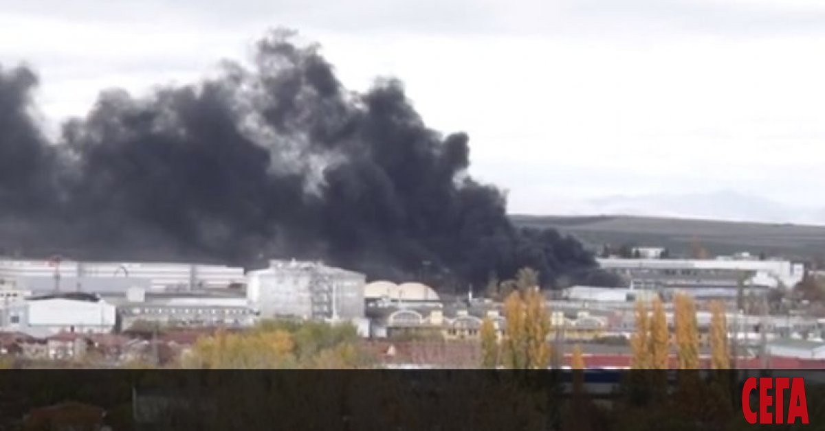 Голям пожар е възникнал малко след 12 ч. днес в