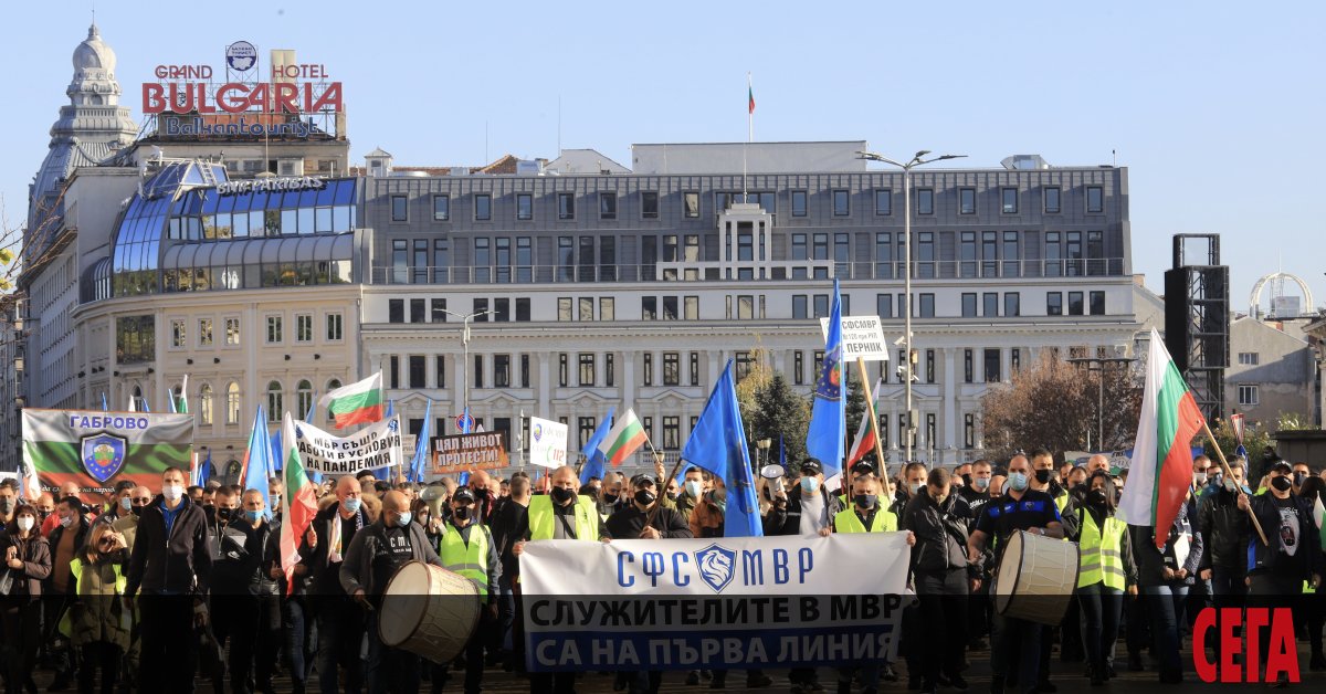 Протестиращите полицаи ще открият днес протестен палатков лагер и изложба