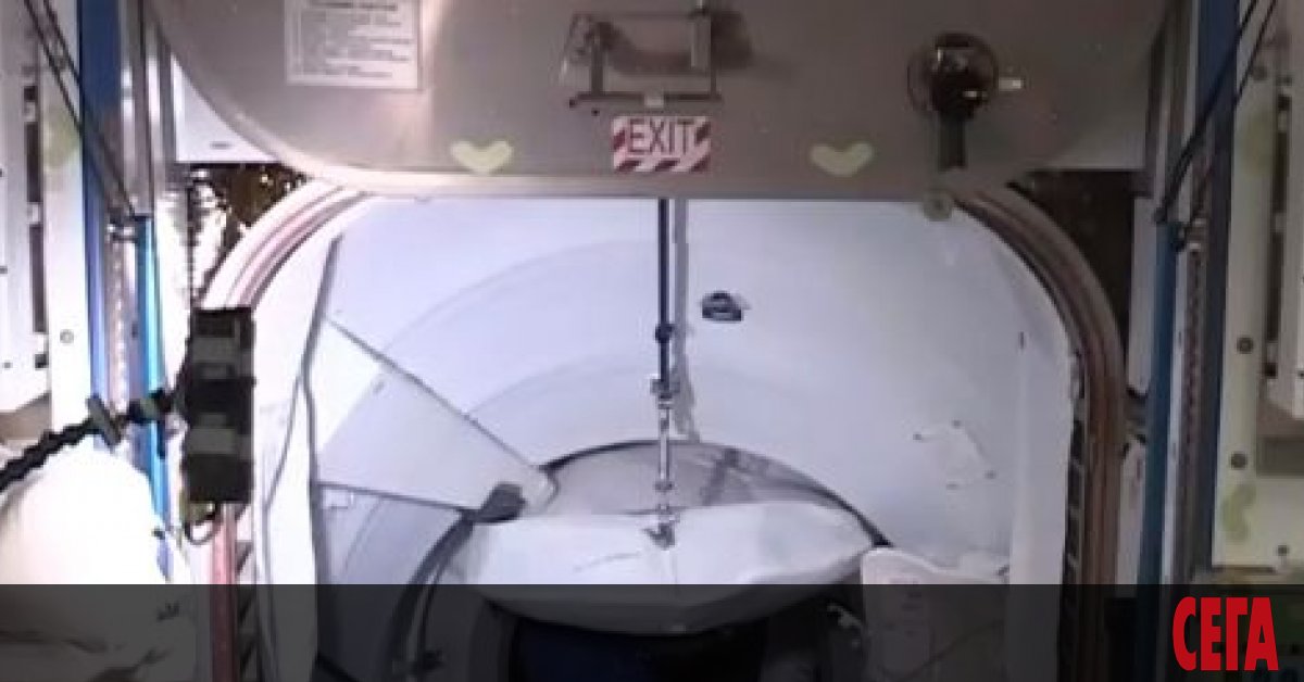 Американският пилотиран космически кораб Crew Dragon“ на компанията SpaceX“ се скачи с