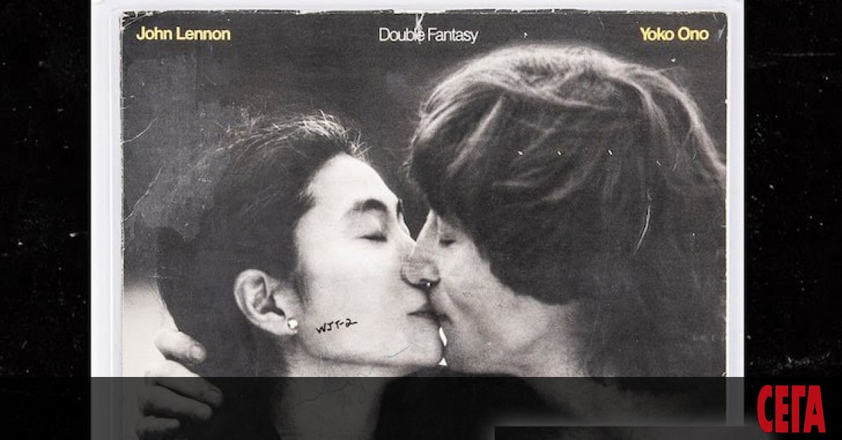 Копието от албума Double Fantasy на Джон Ленън, подписано от него за Марк