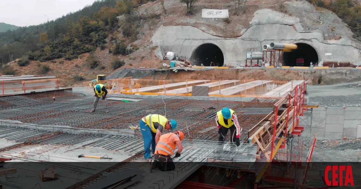 Един човек е затрупан при срутване в тунела Железница на