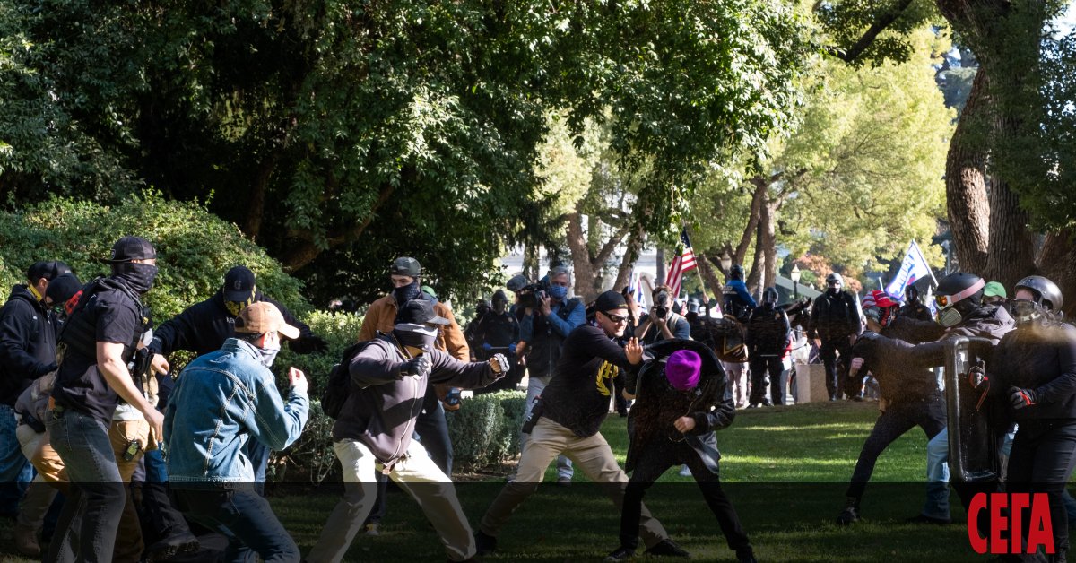 Привърженици на президента Доналд Тръмп и контрапротестиращи си устроиха масов