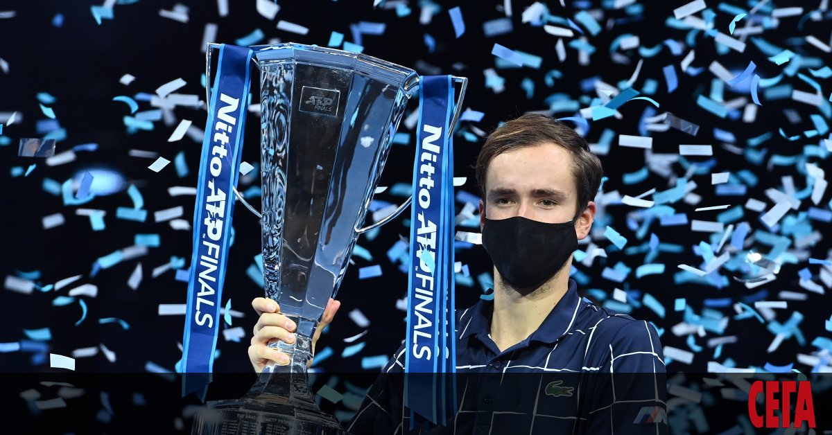 Даниил Медведев триумфира с купата от Финалите на АТР и
