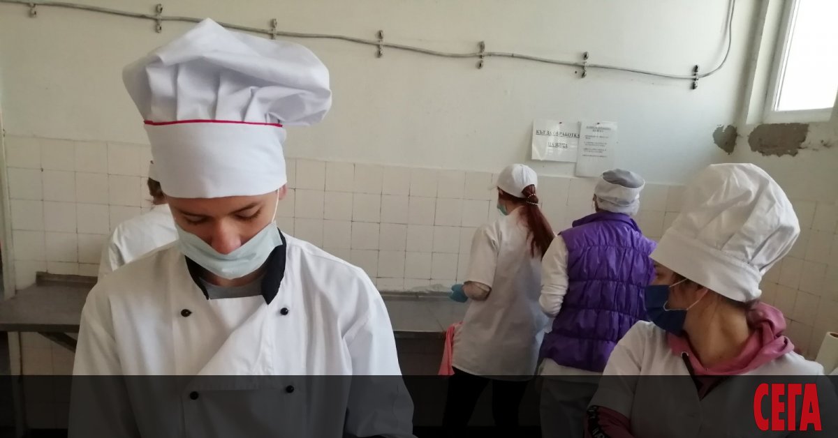 Ученици се впуснаха в помощ на медиците в Смолян. От