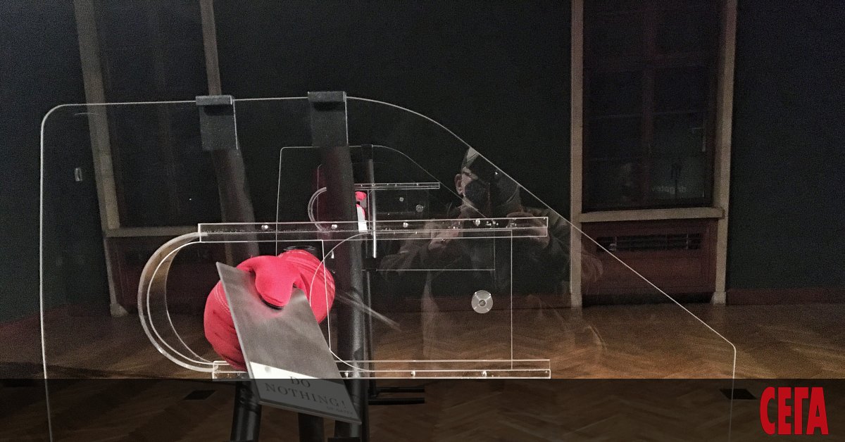 Националната галерия представя изложбата на Галентин Гатев Това съм“. Авторът, дерматолог-венеролог,