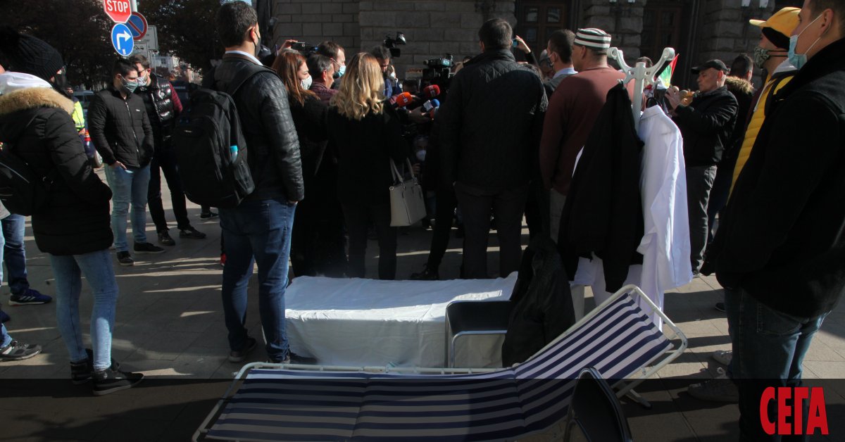 Отровното трио и движението на Мая Манолова Изправисе.бг поставиха пред