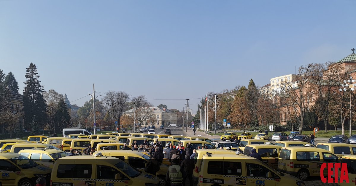 Федерацията на таксиметровите водачи и превозвачи в България обяви, че на 15