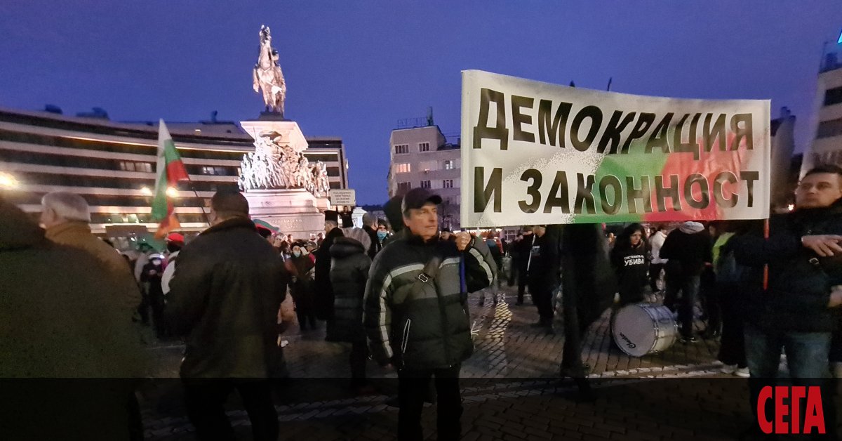 Протестиращи от поредния протест на недоволни срещу правителството на Бойко