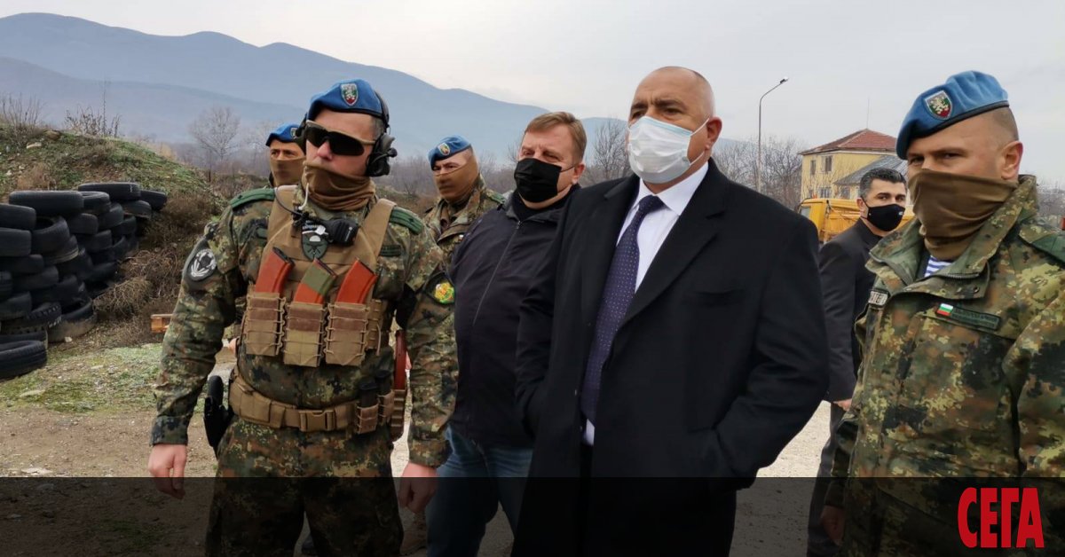 Премиерът Бойко Борисов отново е на път - в костюм