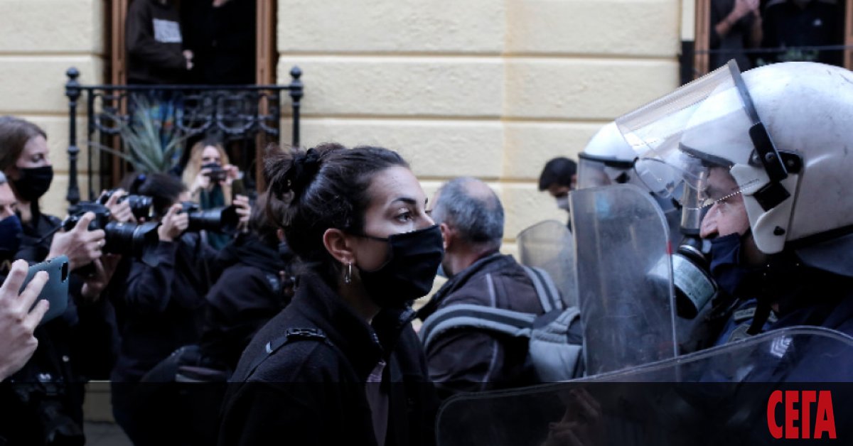 Над 100 са вече задържаните в центъра на Атина за