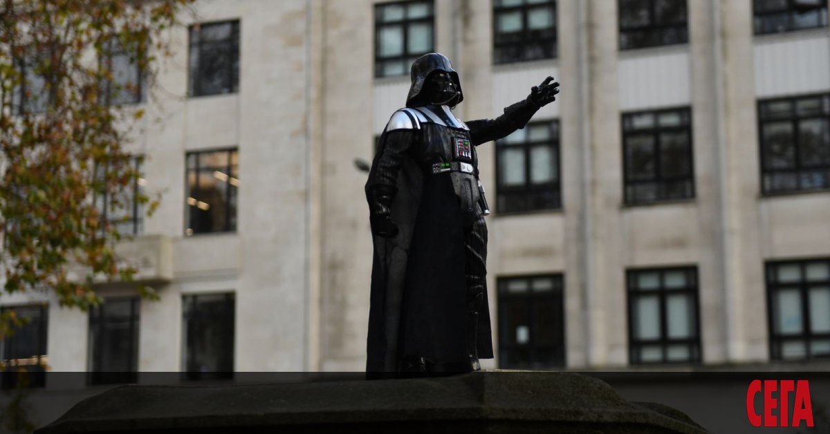 В английският град Бристол се появи паметник на Дарт Вейдър,